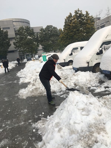 致公黨員魯凱在清理積雪_副本.jpg