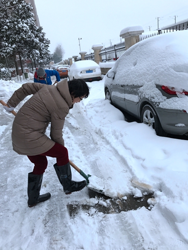 致公黨員徐欣在馬群馨康苑小區(qū)內(nèi)鏟雪_副本.jpg